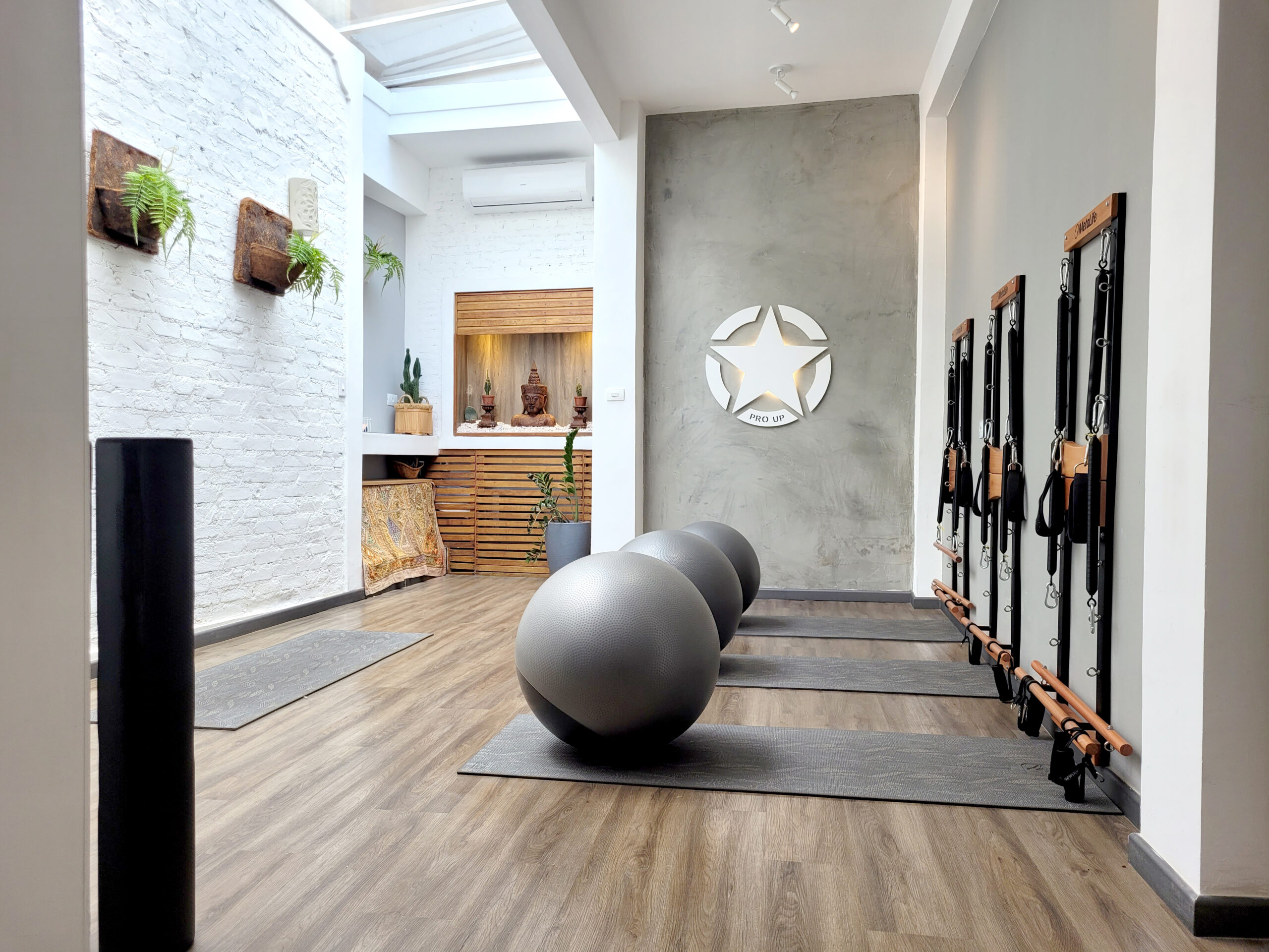 Aula de Pilates com professora e alunos no reformer — MOB Pilates