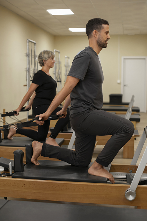 Professora fisioterapeuta orientando aluna no MOB Pilates